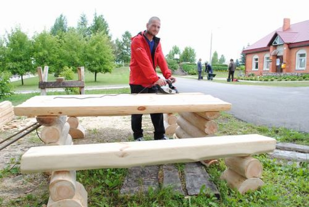 Atvadās ar soliem un galdu