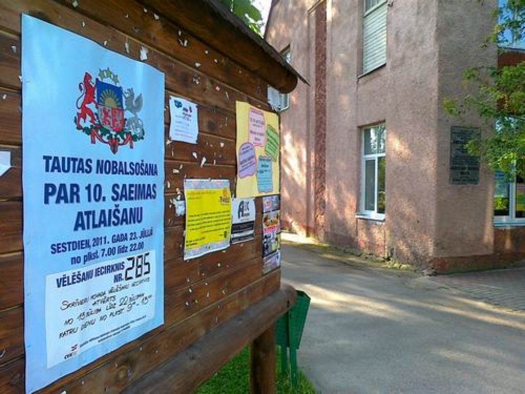 Darbu sāk vēlēšanu iecirkņi