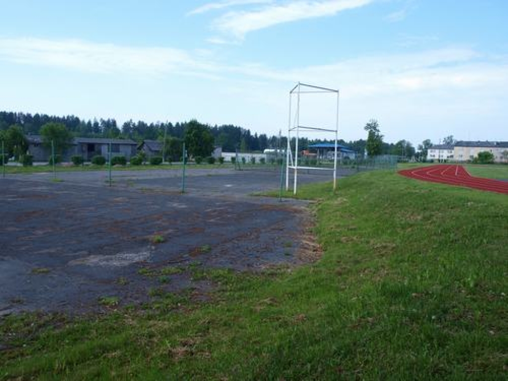 Bebros turpinās labiekārtot sporta laukumus