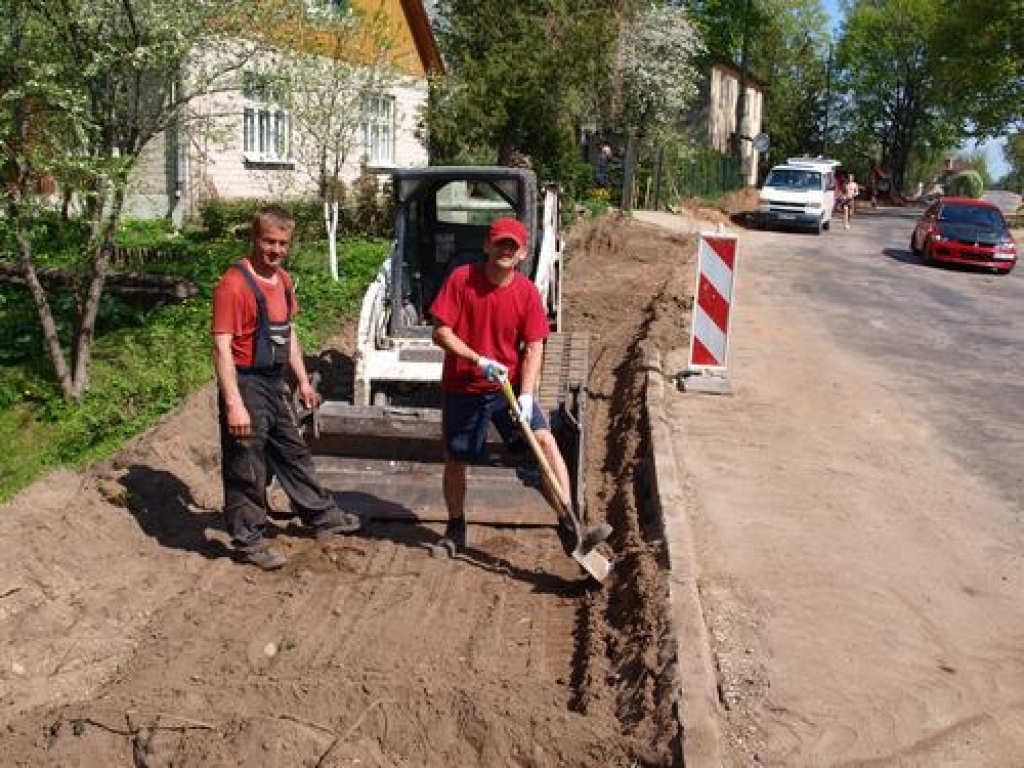 Skrīveros sāk būvēt gājēju celiņu