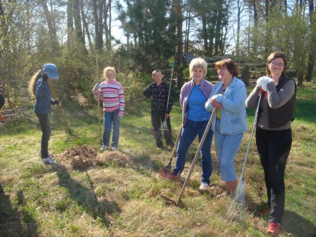 Ar grābekļiem un smaidu