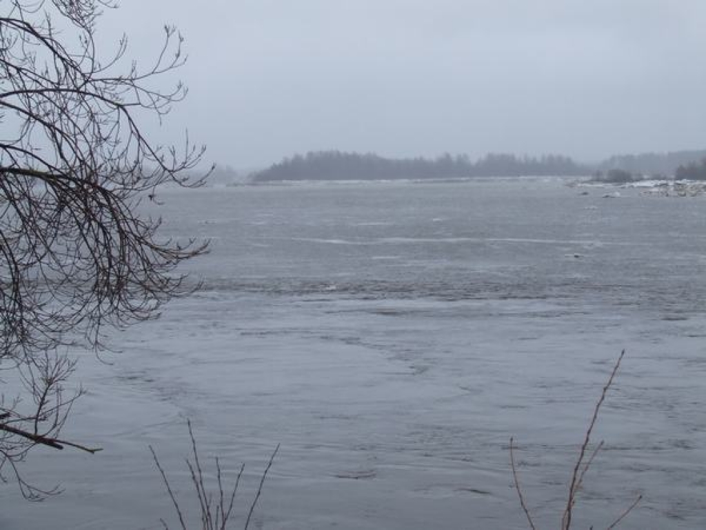 Daugavā pie Pļaviņām ledus sastrēgums sāk izirt