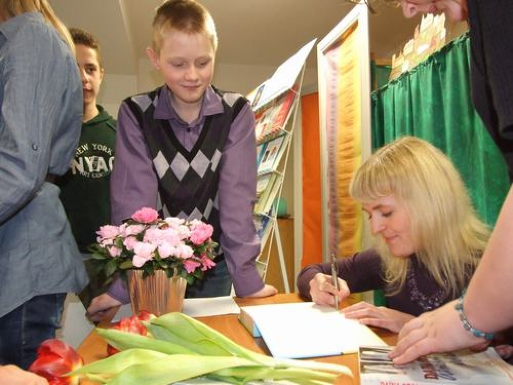 Aizkraukles skolēnus fascinē rakstnieces personība  