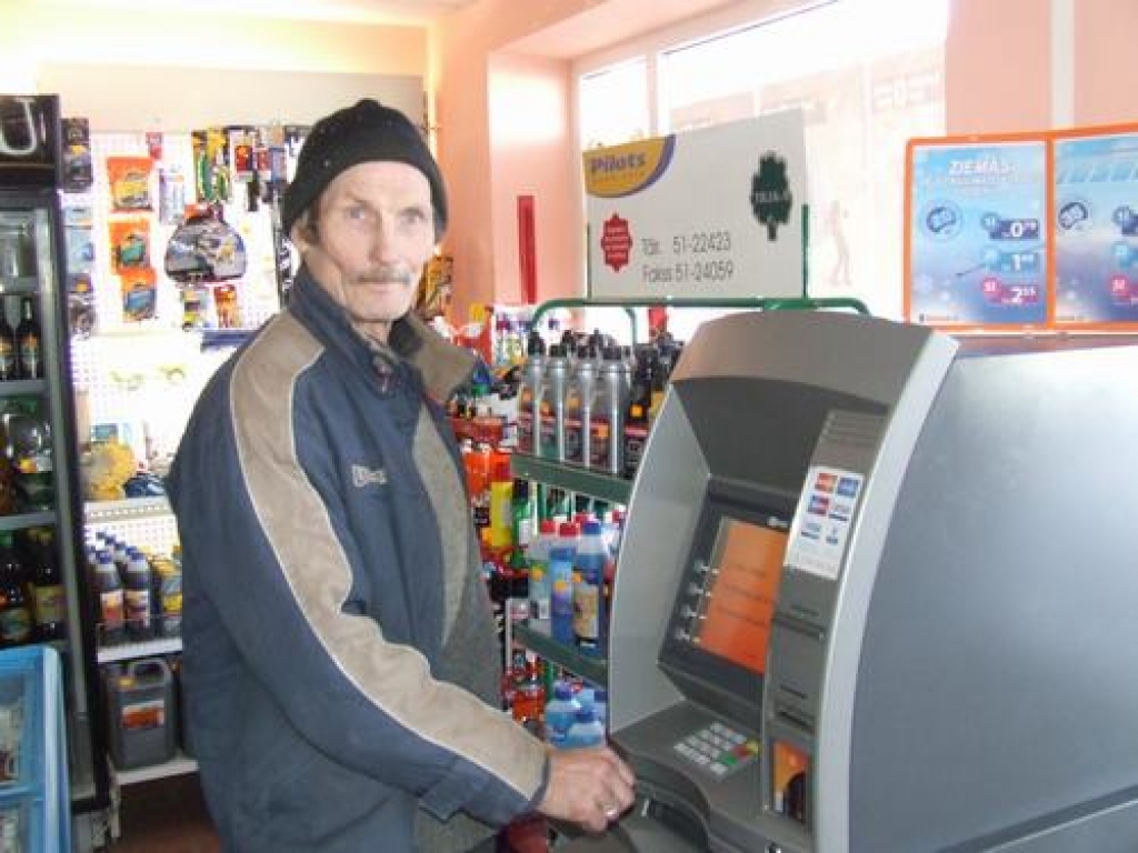 Vallē ierīkots bankomāts
