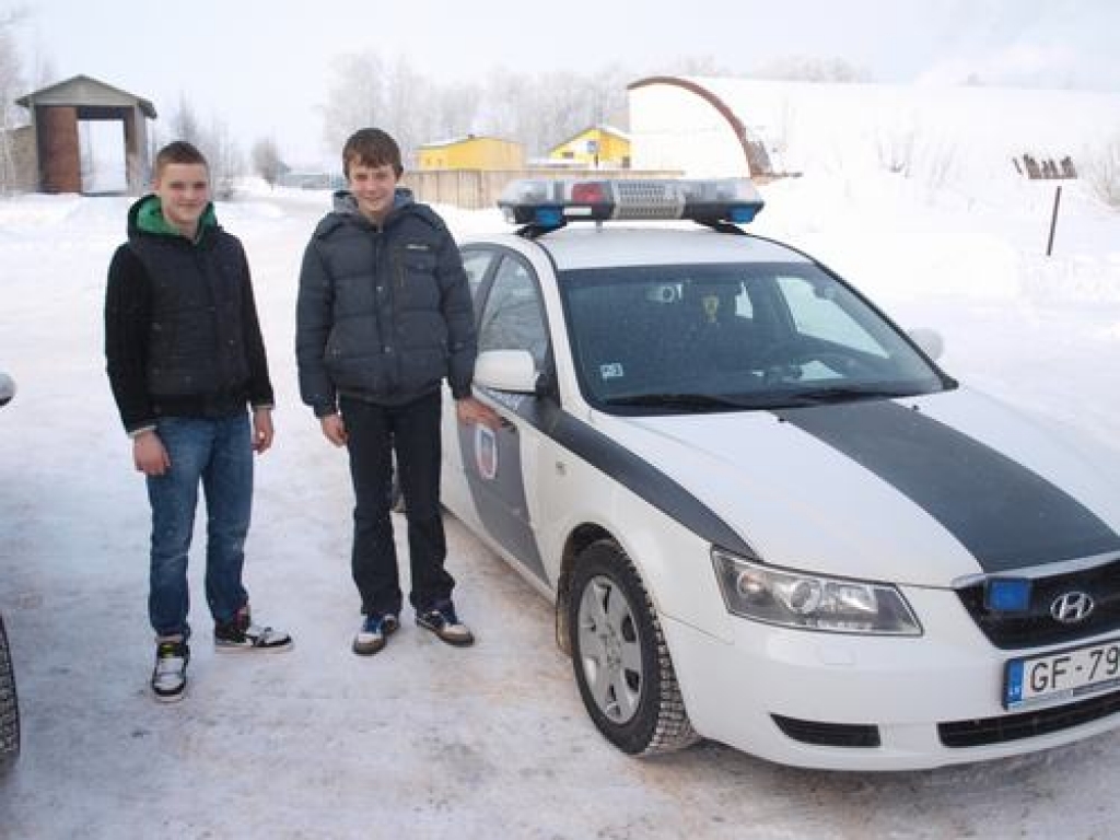 Arī policistiem tiek pa “ēnai”