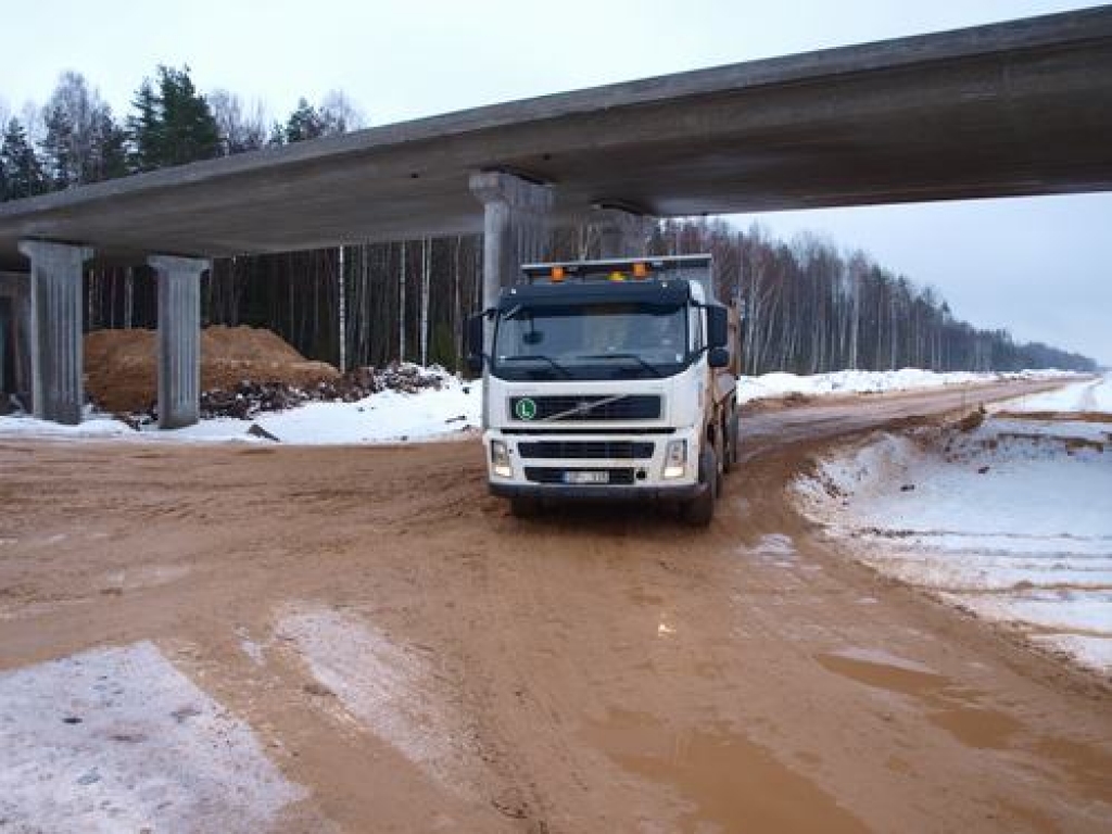 Latgales autoceļu turpina būvēt arī ziemā 