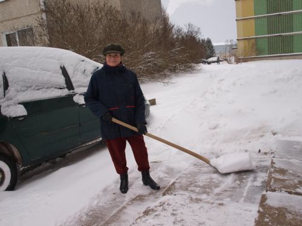 Arī pašiem jāķeras pie sniegalāpstas