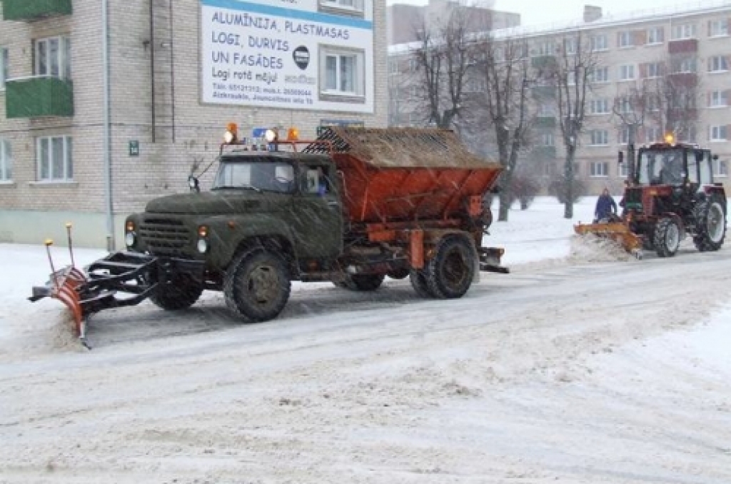 Vietām, sniega un apledojuma dēļ, saglabājas apgrūtināti braukšanas apstākļi pa valsts ceļiem