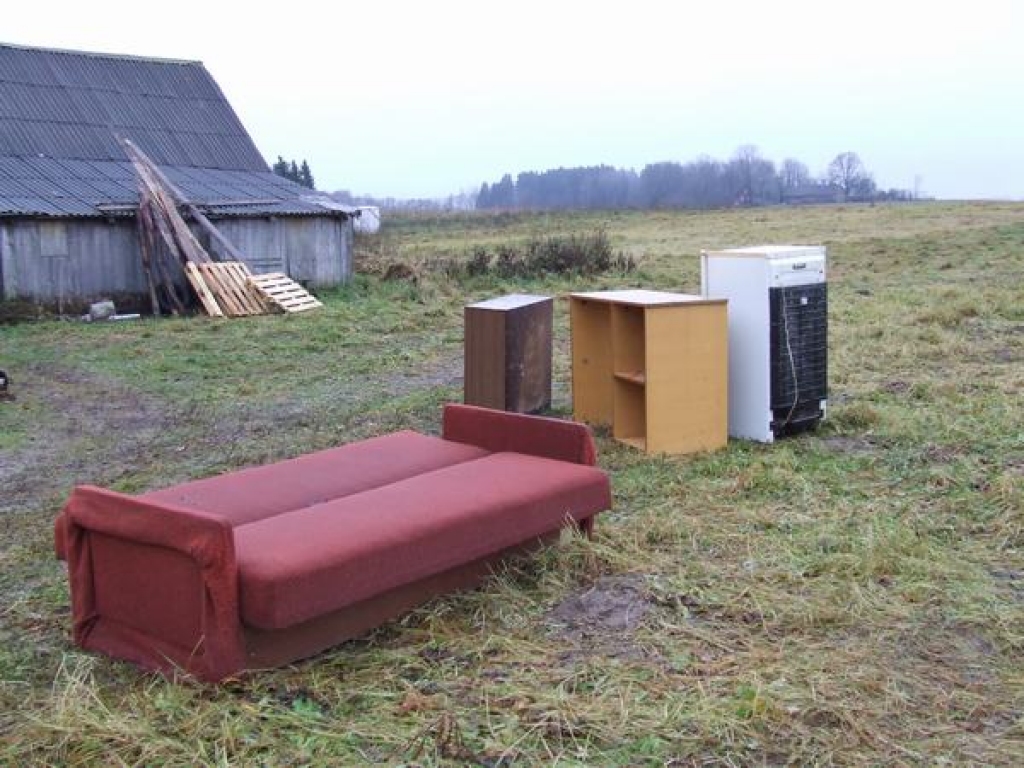 No mājas izliek piecu cilvēku ģimeni