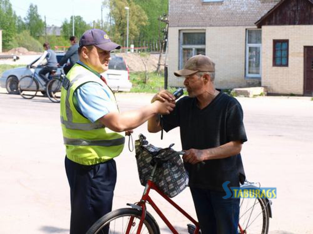 Iereibis velosipēdists teju pakļūst zem vilciena