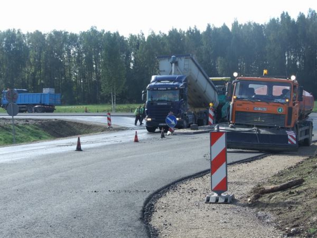 Seces ceļam sāk klāt asfalta virskārtu