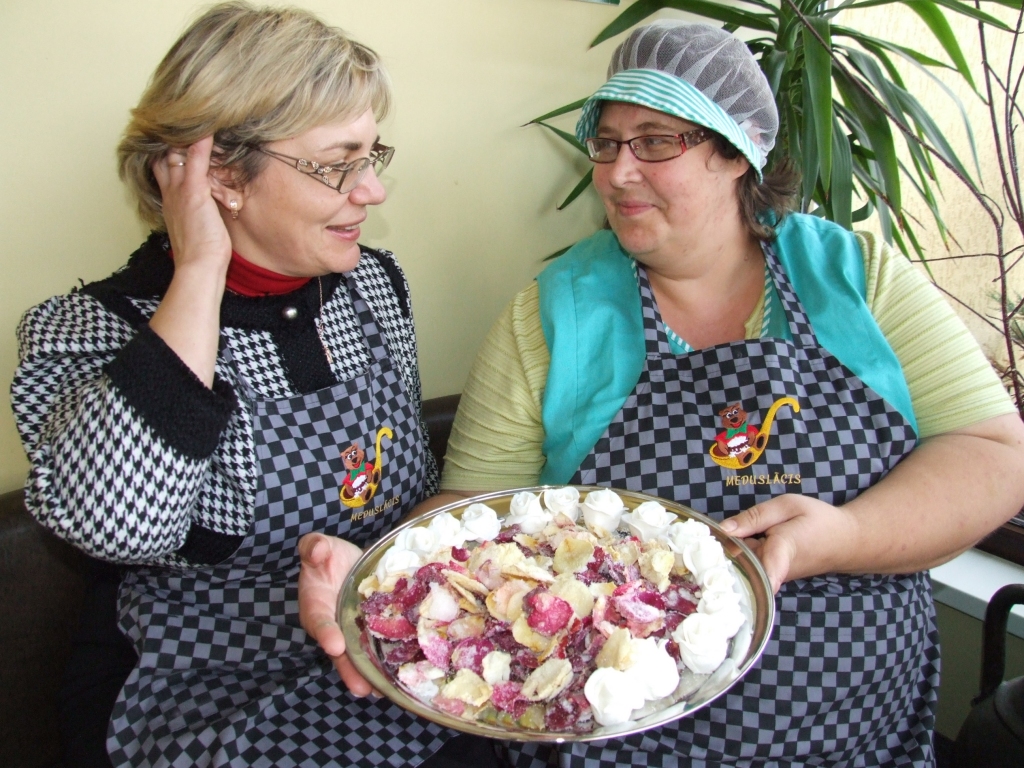 Rundāles pils rozes uz “Meduslāča” tortēm