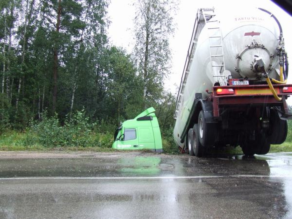Pļaviņu pusē grāvī ieslīd smagais auto (papildināts)