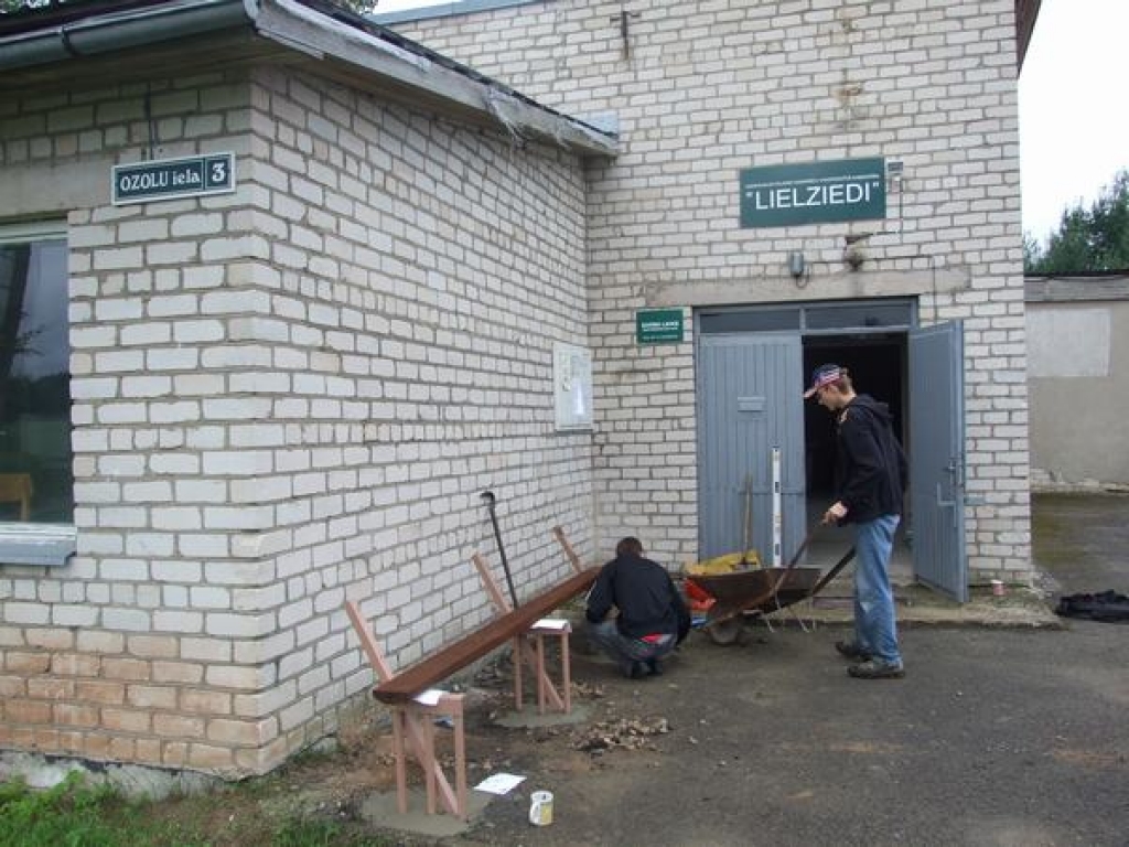 “Lielziedos” strādā pieci jaunieši