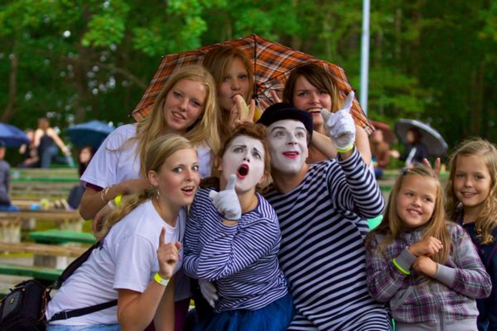 Divas dienas mūzikas un mākslas ritmos