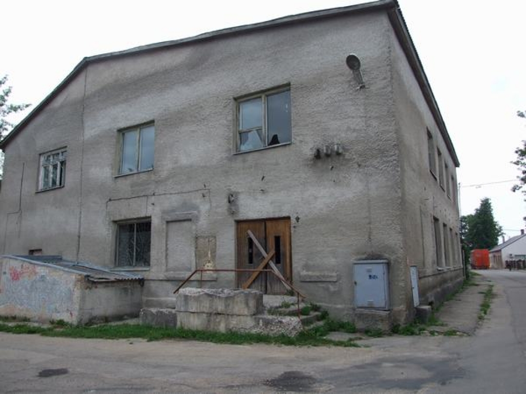 Jaunjelgavas vizītkarte — aiznaglotas ēkas un nenopļauta zāle
