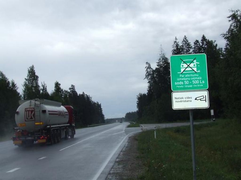 Cūkmens pie Pļaviņām uzstāda jaunu ceļa zīmi 
