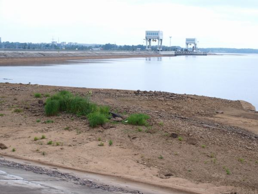 Daugavā pazemina ūdenslīmeni