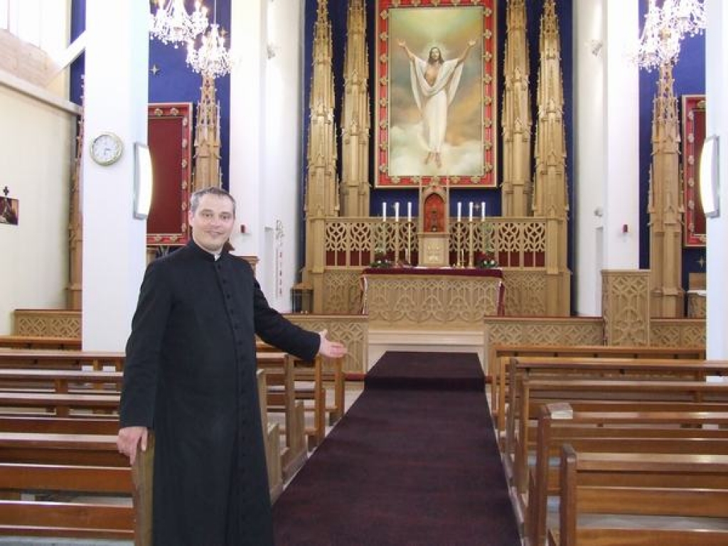 Absolventi baznīcai uzdāvina interjeru