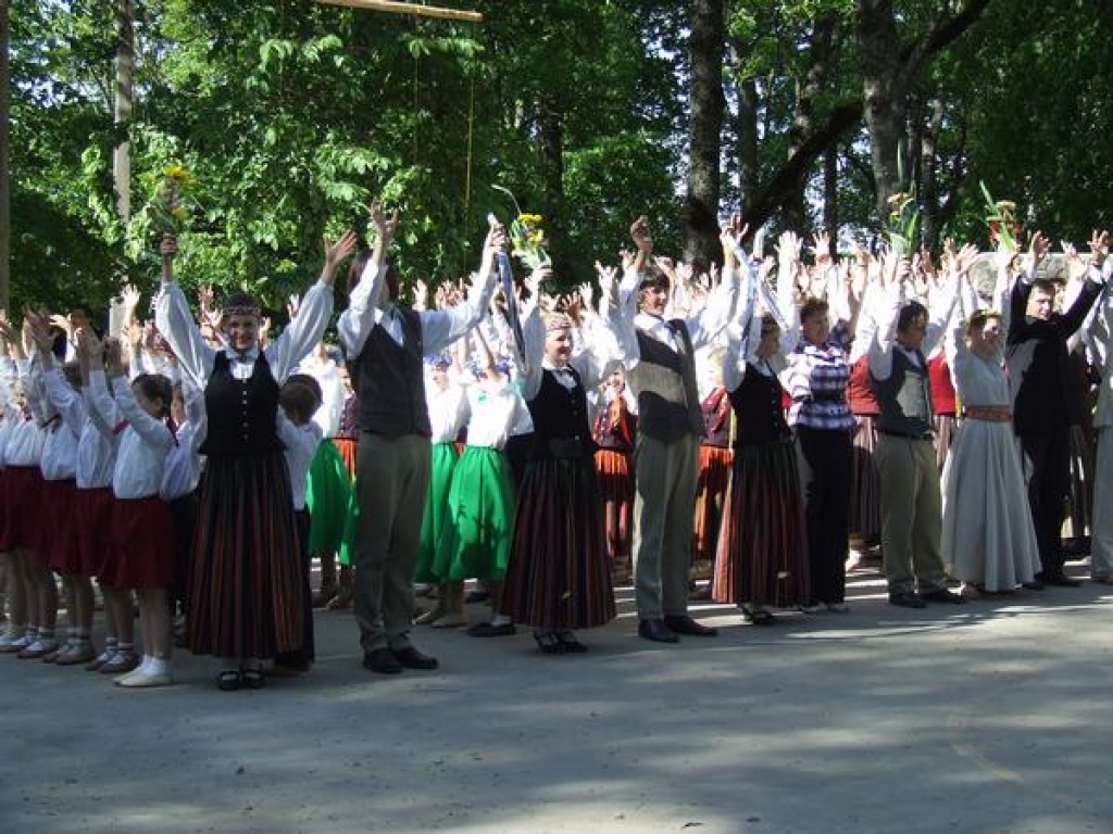 Vīgantes parkā skan dziesmas un dip deju soļi