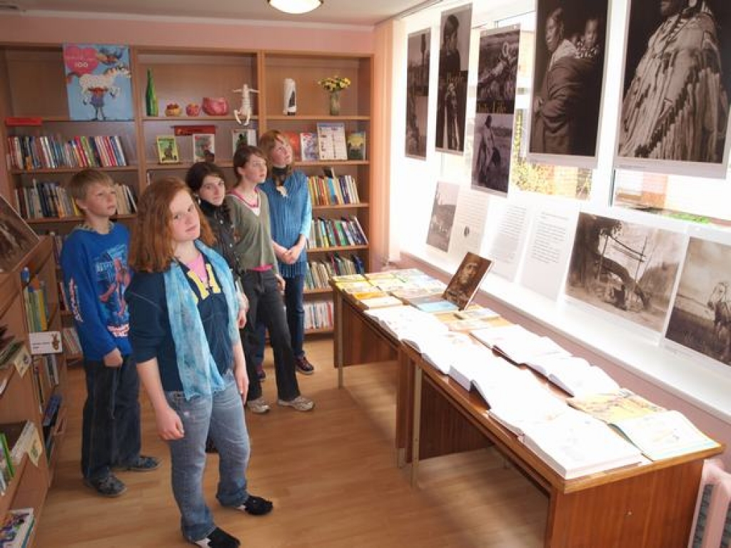 Valles bibliotēkā Amerikas indiāņi