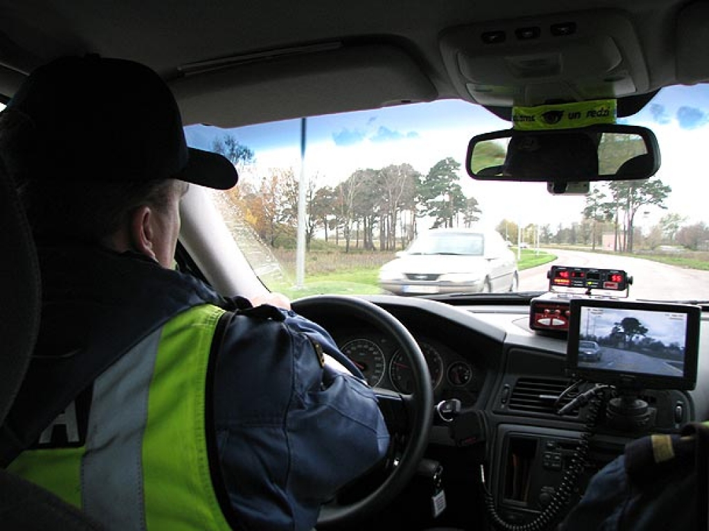 Apbalvo labākos ceļu policistus