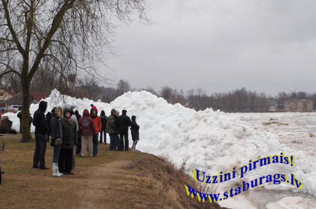 Pļaviņās iet ledus (papildināts ar video)