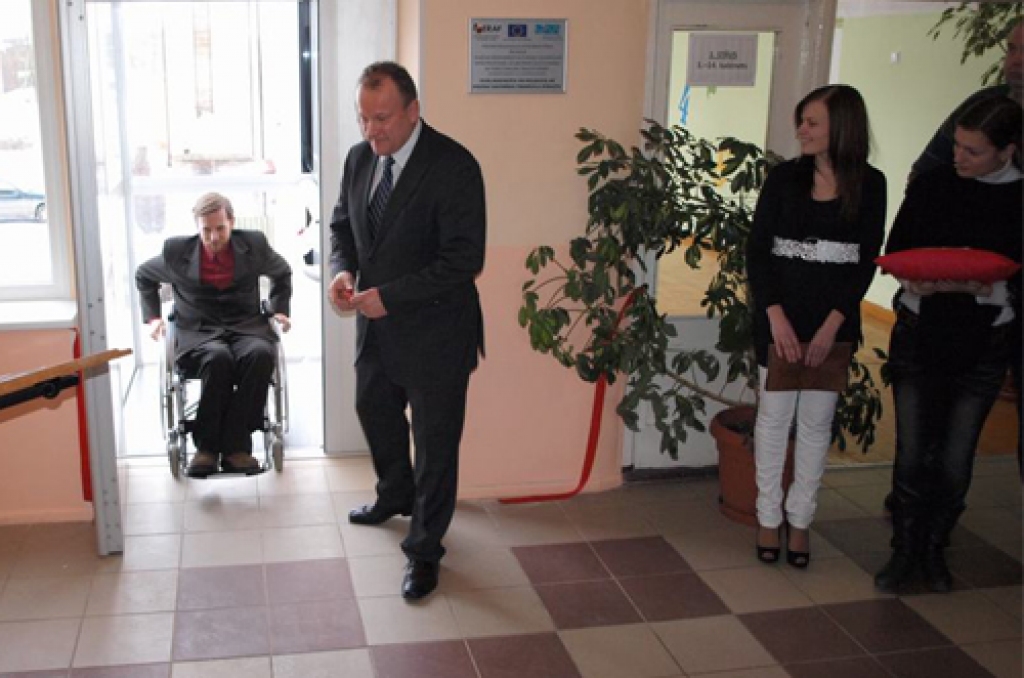 Uz augšējiem stāviem paša spēkiem