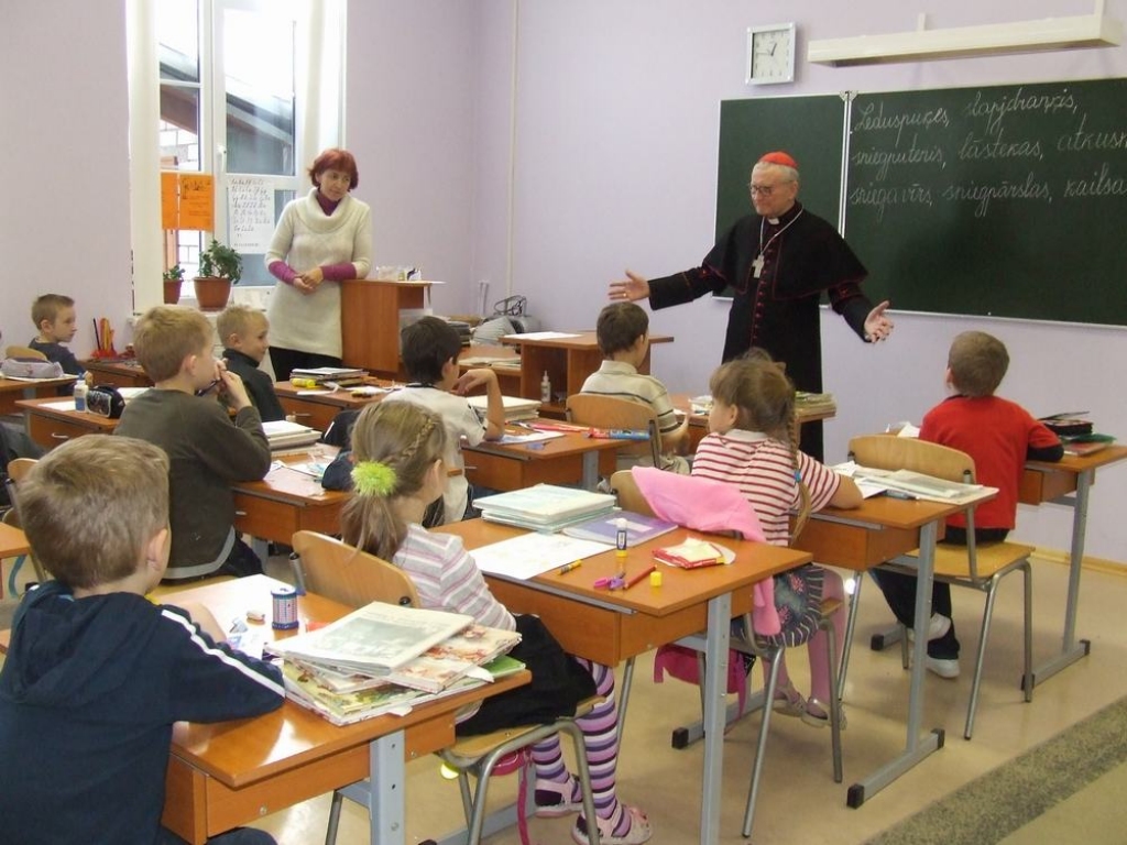 Skrīveru vidusskolā viesojas kardināls Jānis Pujats