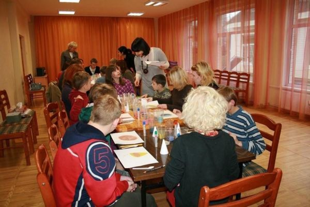 Smilšu gleznas un mandarīnu egles