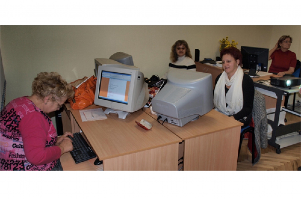 Preses konference mājās pie datora