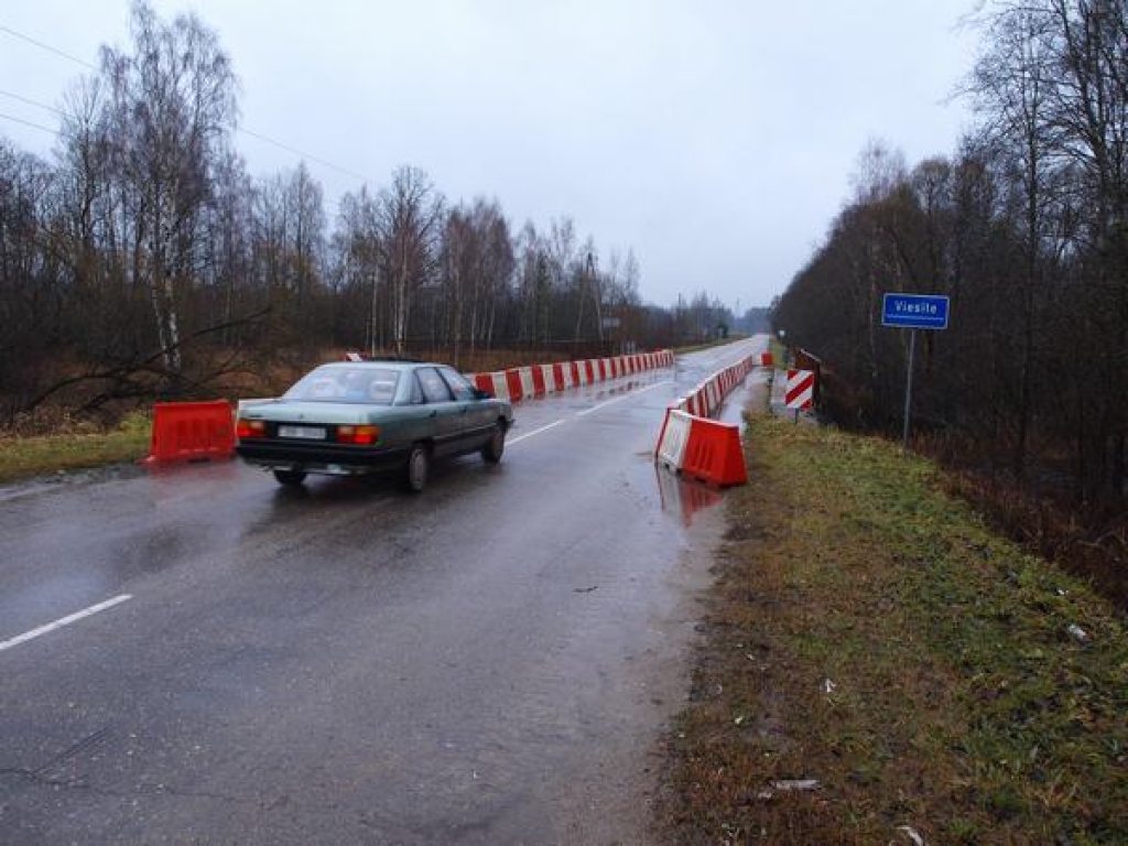 Ierobežo satiksmi pār Viesītes tiltu
