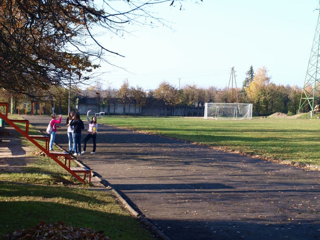 Attiecības noskaidro skolas stadionā