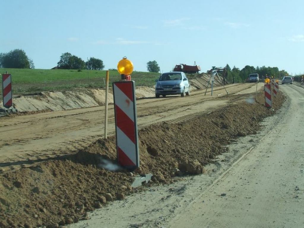 Turpinās Seces ceļa pārbūve