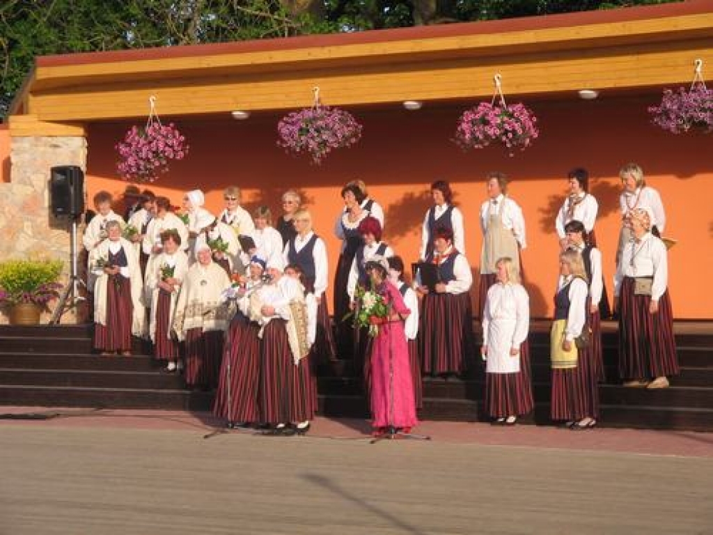 Estrādi pieskandina četru pašvaldību ļaudis