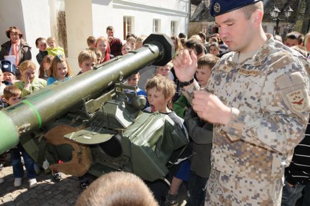 NATO “okupē” pamatskolu