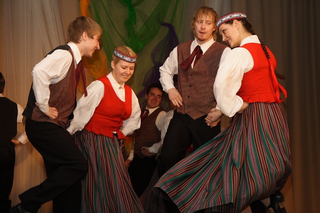 Iepriecinās pansionātu iemītniekus