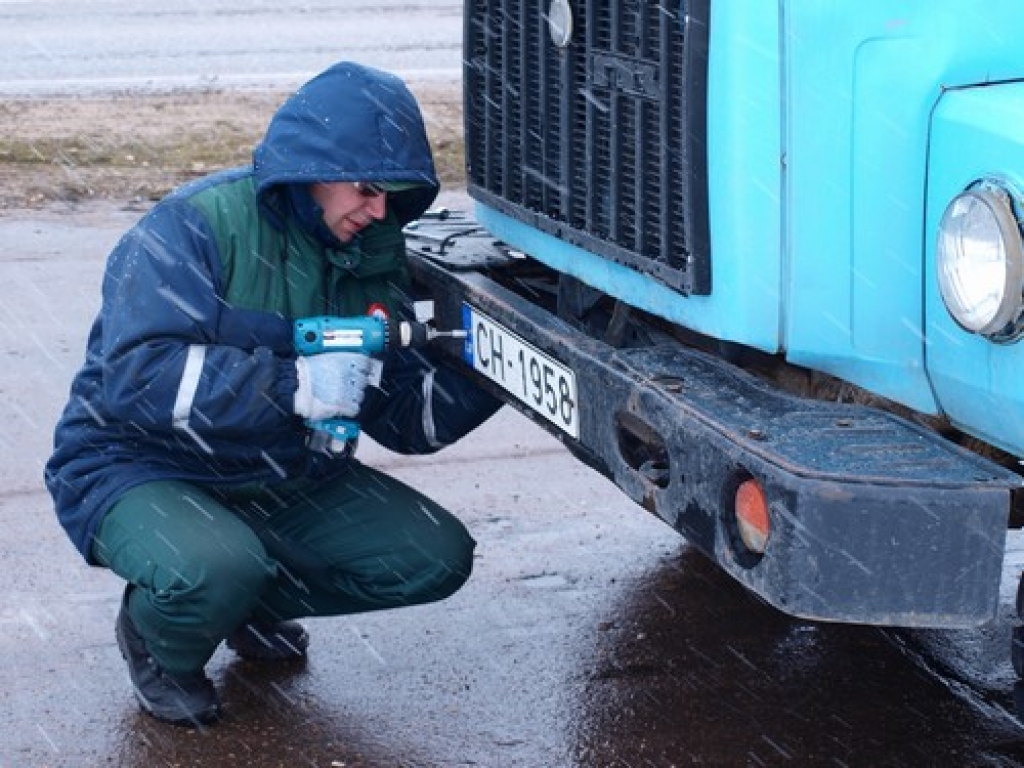 Automašīnai atņem valsts numura zīmes Ceļu satiksmes drošības direkcijas (CSDD) inspektori regulāri veic izbraukumu pārbaudes, kurās uz ceļa pārliecinās par kravas automašīnu tehnisko stāvokli. Ja auto ir bīstami ekspluatēt satiksmē, tam noskrūvē valsts
