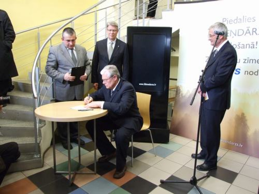 Valsts prezidents saņem pirmo “Likteņdārza” ziedojuma zīmi