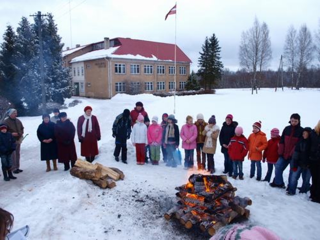 Dziedot himnu un dedzinot ugunskuru sargā skolas