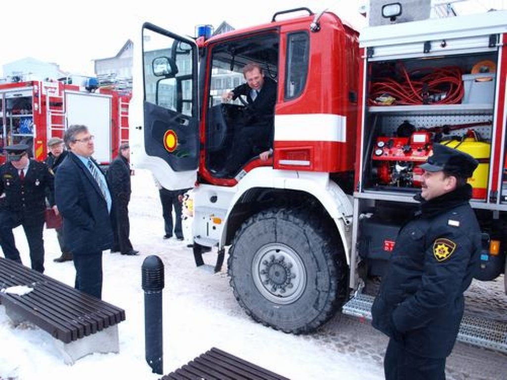 Saņem jaunas ugunsdzēsības automašīnas