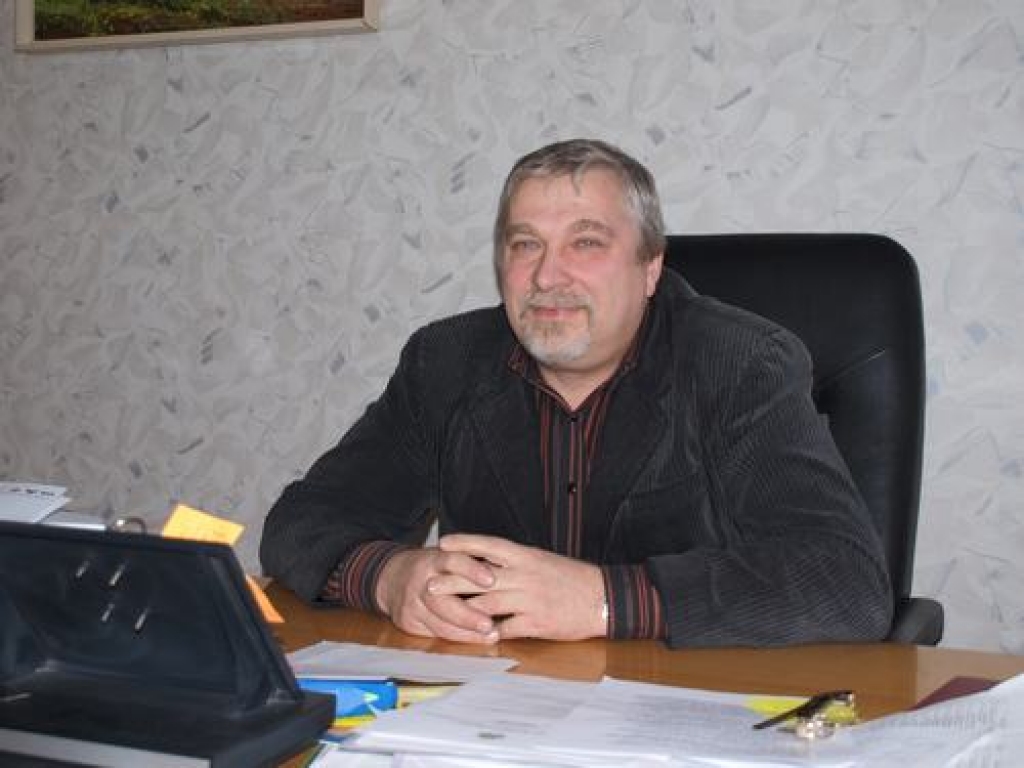 Uz direktora galda krājas parādu piedzinēju vēstules