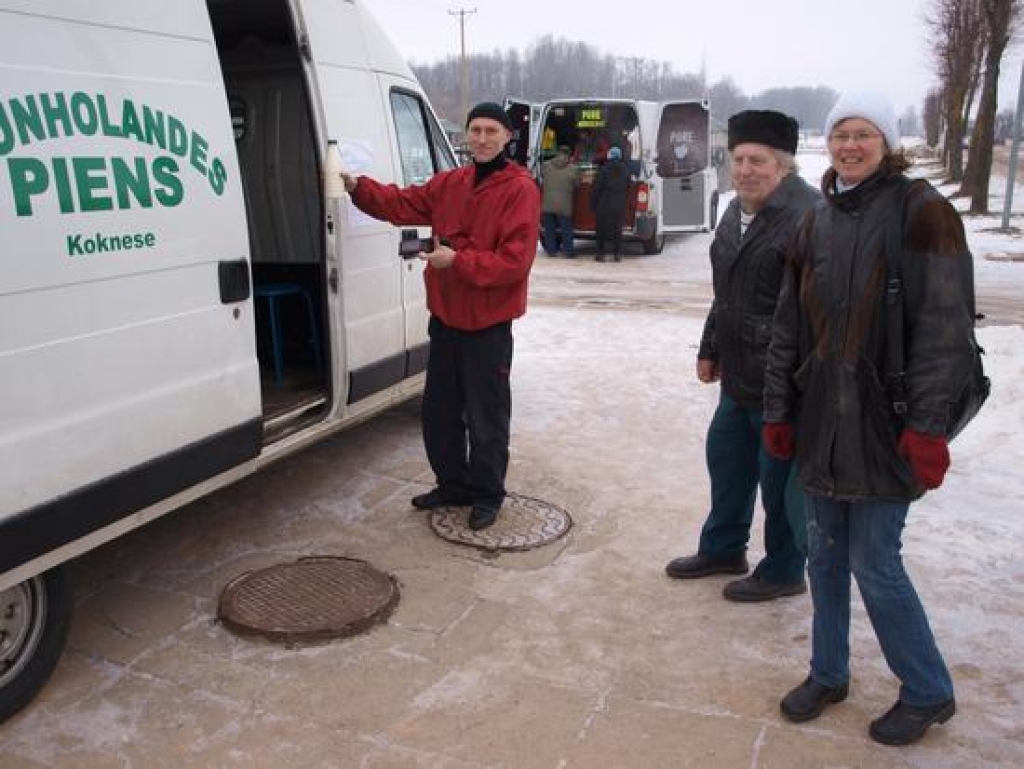 Zemnieki pienu sāk tirgot paši