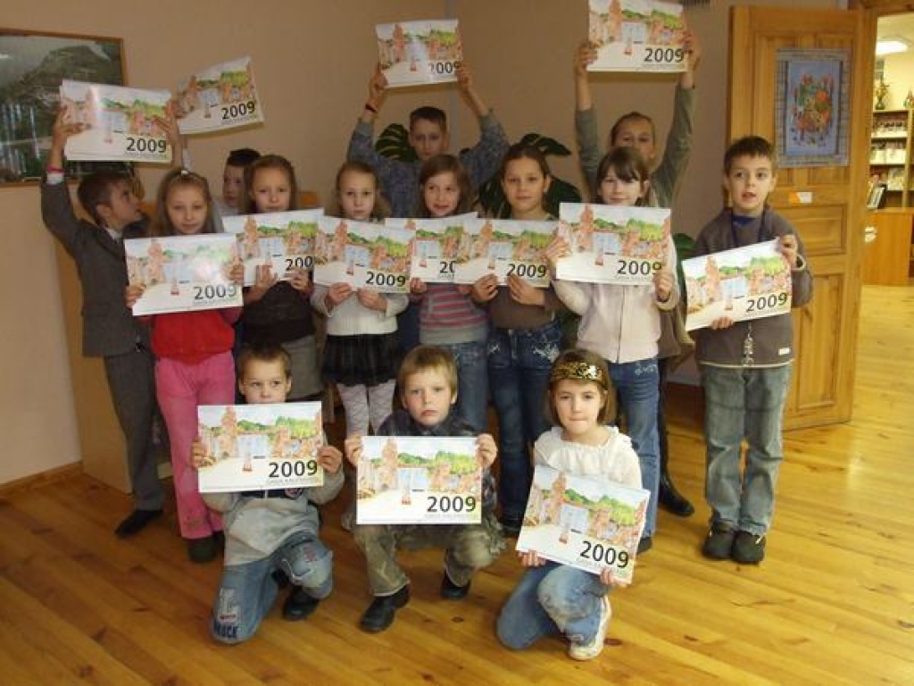 Izdod kalendāru ar bērnu zīmējumiem
