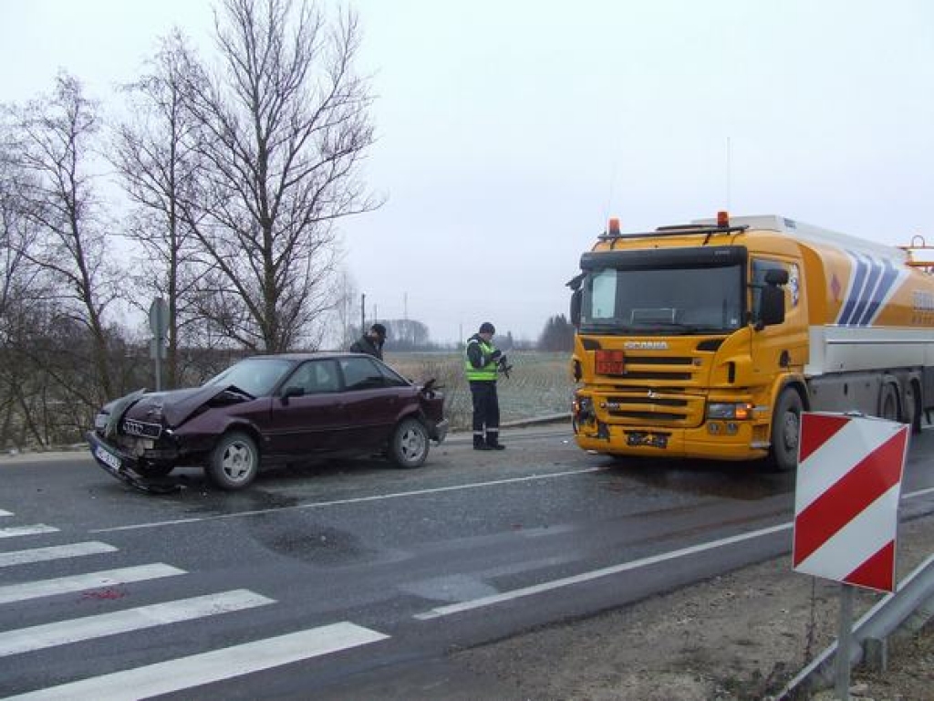 Cienot gājēju, saņem triecienu (video)