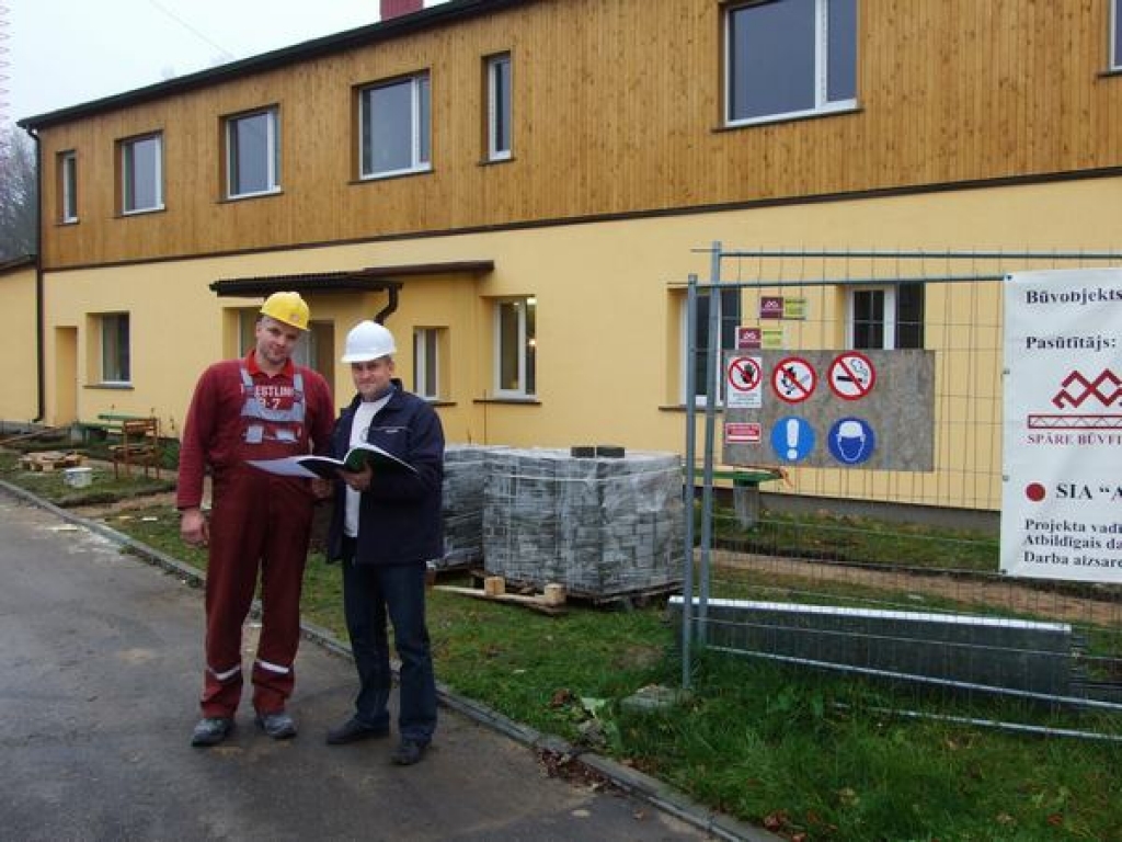 Atjauno aprūpes centra ēku 