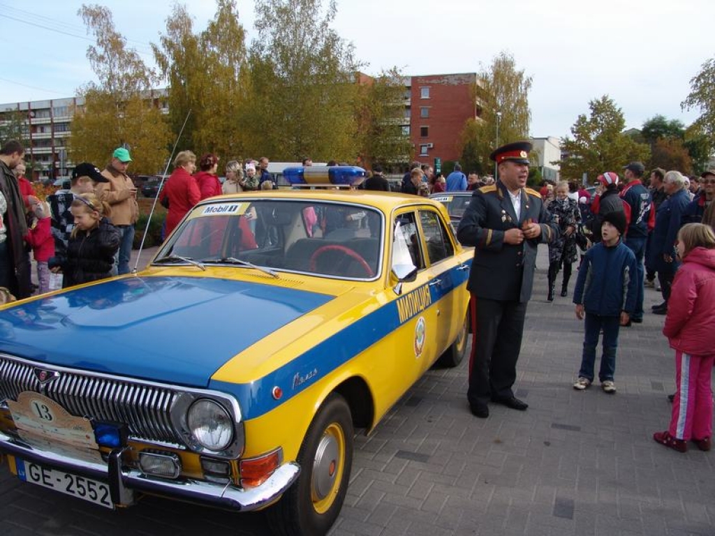 Aizkrauklē retro automobiļu parāde