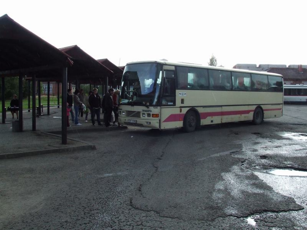 Slēdz daudzus starppilsētu autobusu reisus