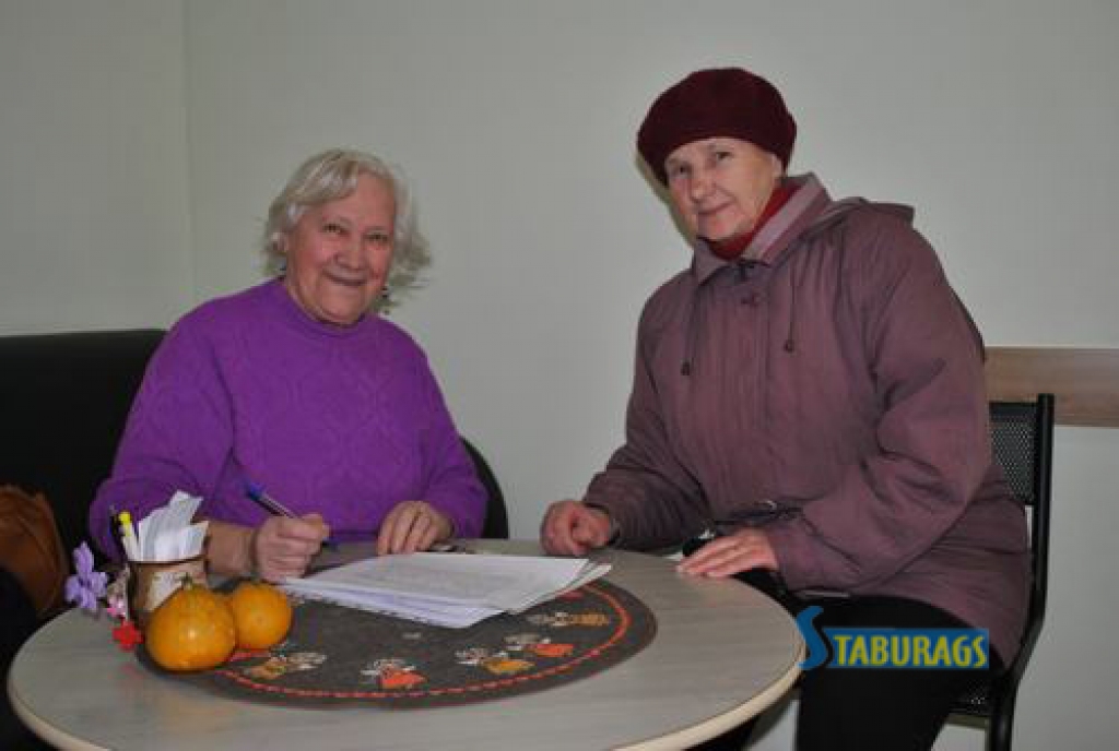 Pensionāri vāc parakstus