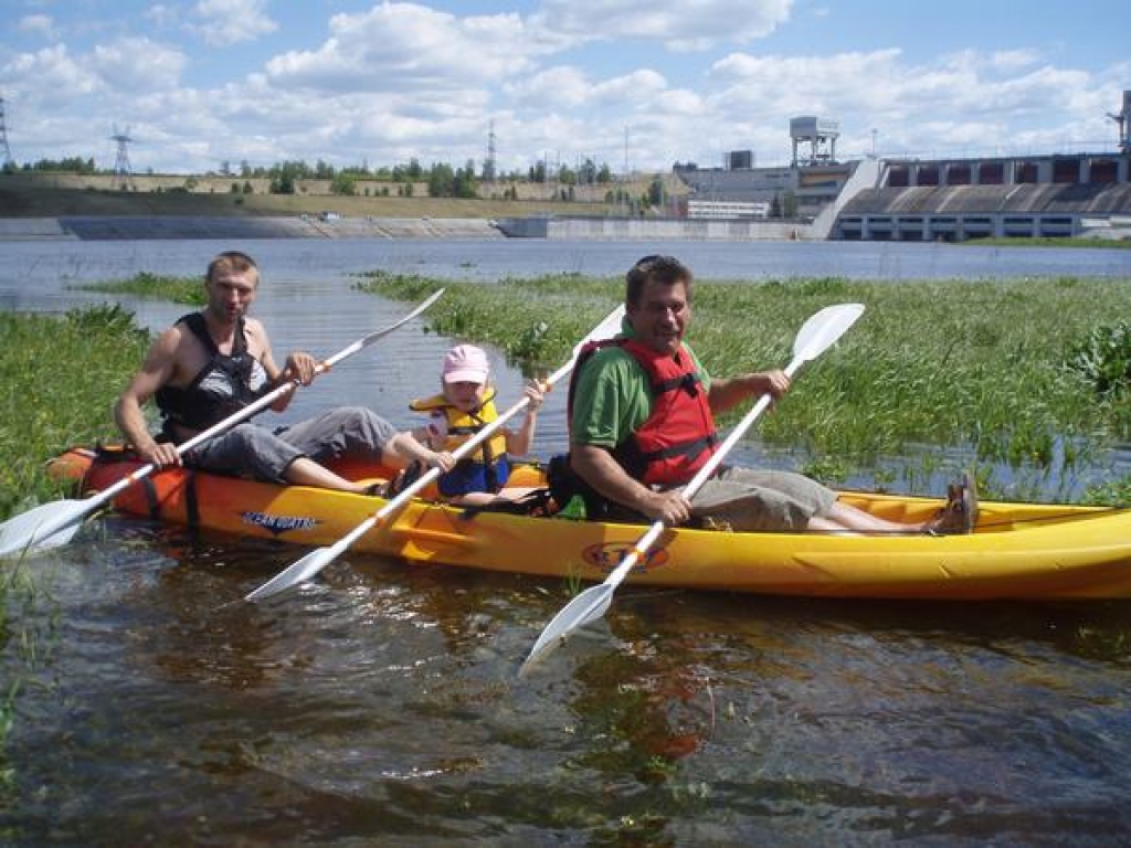 Krāsainas laivas slīd pa Daugavu